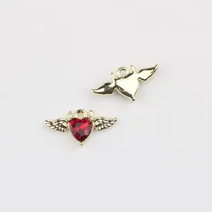 Goldfarbene Legierung roter Zirkon Teufelflügel Herz Anhänger für DIY Schmuck Zubehör