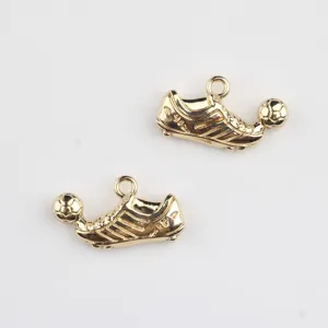 Dije colgante de bota de fútbol de metal dorado DIY joyería para pulseras collares 2pcs