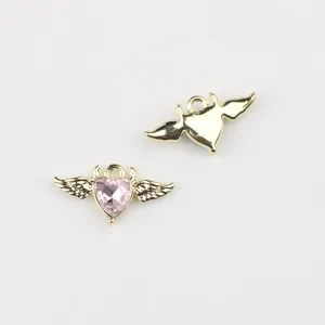 Nahaufnahme des niedlichen Teufelsflügel Herz geformten rosa Zirkon Anhänger Schmuck Detail.