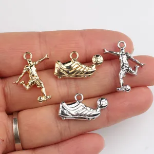 Primer plano de dijes de aleación de jugador de fútbol y zapato para accesorios de joyería DIY.