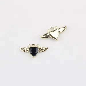 Nahaufnahme des Teufelsflügel-Herz-Anhängers, schwarze Zirkon-Einlage auf Goldlegierung.
