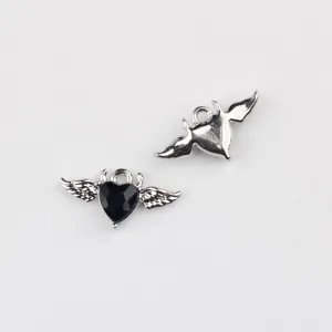 Detailansicht von Legierung schwarze Zirkonia Teufel Flügel Herz DIY Anhänger für Schmuck.