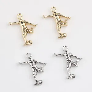 Dijes de jugador de fútbol de metal para joyería DIY, accesorios de aleación dorada y plateada.