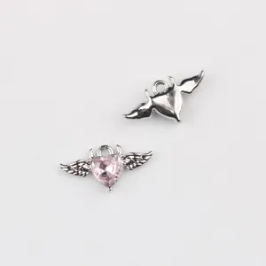 Detailansicht von Legierung rosa Zirkon Teufel Flügel Herz Anhänger für DIY Halskette Schmuck.