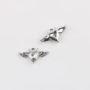 Detailaufnahme von silbernen Teufelsflügeln Herz Anhänger mit klarem Zirkon für DIY Schmuck.
