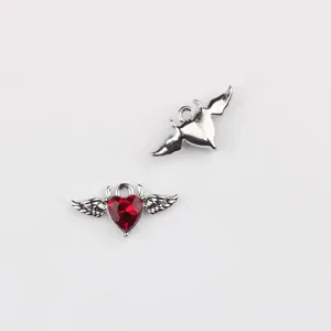 Nahaufnahme Detail des Teufelsflügel Herz Zirkonia Anhängers für DIY Schmuck Ketten.
