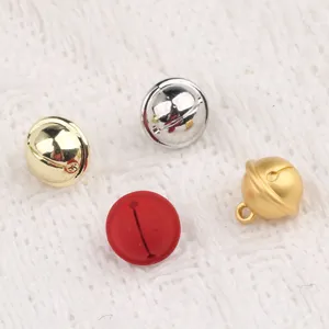 Nahaufnahme der bunten Legierungsglocken Anhänger, glatte Oberfläche, Mini Größe für DIY.