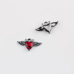 Detailansicht von Legierung roter Zirkon Teufel Flügel Herz Anhänger für DIY Schmuck.