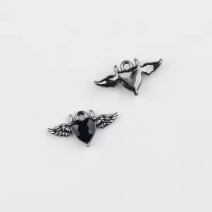 Nahaufnahme Detail von Gothic Teufel Flügel Herz Anhänger Zirkon Legierung DIY Schmuck.