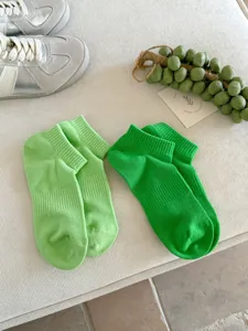 Atmungsaktive Bonbonfarbene Baumwoll-Kurzsocken für Damen, Frühlings-Mesh-Komfortdetails.