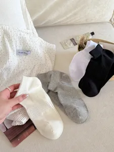 Detailansicht atmungsaktiver kurzer Baumwollsocken in Weiß, Schwarz und Grau für den Alltag.