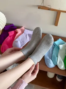 Atmungsaktive Bonbonfarben Baumwoll Kurzsocken für Damen, bequeme Sommersocken im schlichten Stil.
