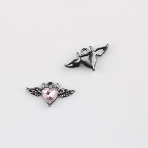 Detailansicht aus Legierung Teufel Flügel Herz Anhänger mit rosa Zirkon für DIY Schmuck.