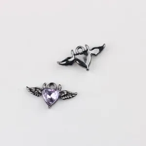 Nahaufnahme eines Herz-Anhängers aus Legierung mit lilafarbenem Zirkon für DIY-Schmuck.