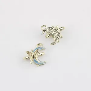 Nahaufnahme Detail von Goldlegierungs-Harz Mond Schmetterling Anhänger Charms für DIY-Schmuck.