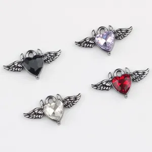 Detailansicht von Herz Teufelsflügel Zirkon Anhängern aus Legierung für DIY Halsketten Schmuck.
