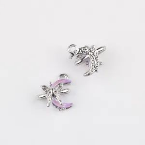 Detailansicht von Silberlegierung lila Harz Mond Schmetterling DIY Schmuck Anhänger.