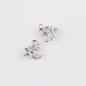 Nahaufnahme Detail aus Silberlegierung rosa Harz Mond Schmetterling DIY Schmuck Anhänger.