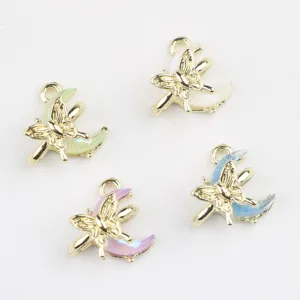 Goldene Legierung Harz Mond und Schmetterling Anhänger Detailansicht für DIY Schmuck Basteln.