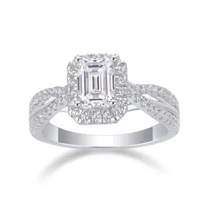 Vue de détail de bague halo en moissanite taille émeraude, anneau étincelant en argent.