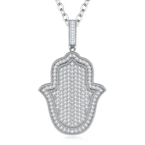 Vista detallada del colgante de mano de Hamsa de moissanita con exquisito engaste de pavé.