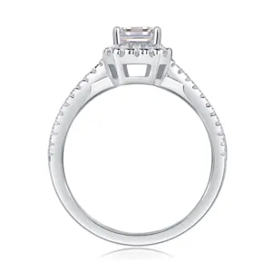 Gros plan sur la bague en argent avec moissanite carrée et serti pavé étincelant.