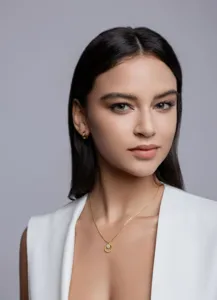 Detailaufnahme einer S925 Silber Perlen Diamant Anhänger Halskette, elegante goldene Kette.