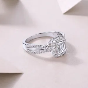 Élégante bague halo en argent sterling avec moissanite taille émeraude et anneau.