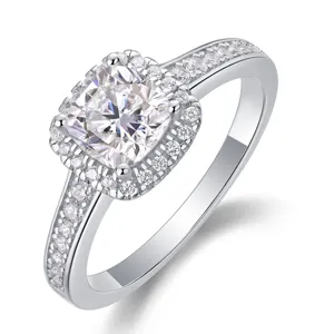 Exquise bague en argent sterling avec moissanite taille coussin et pavé de diamants étincelant.