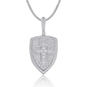 Vista detallada del collar con colgante de escudo y cruz brillante con cadena de tenis.