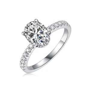 Superbe bague en argent avec moissanite ovale et pierres pavées, bijou élégant quotidien.