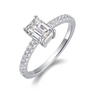 Vue détaillée de la bague en argent sterling avec zircone et pierre de taille émeraude.