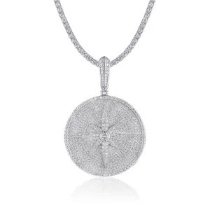 Detalle de primer plano del colgante redondo de estrella brújula con brillante cadena de tenis.