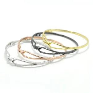 Minimalistische gedrehte Dornen Metall Armreifen Set in Silber, Gold und Schwarz.