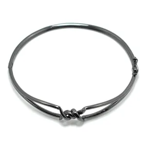 Detailaufnahme des gunmetalfarbenen Stacheldraht Armbands im Punk-Stil mit Verschluss.