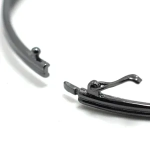 Nahaufnahme Detailansicht des dunkel plattierten Metallarmbandverschlusses mit sicherem Mechanismus.