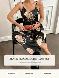 Vista detallada del conjunto de pijama de satén floral negro, poliéster suave y elegante.