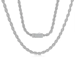 Détail de collier chaîne corde argentée, fermoir pavé de strass, style hip-hop.
