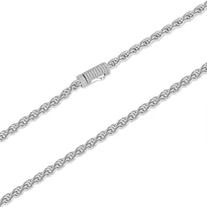 Gros plan détail de la chaîne en argent avec fermoir cylindrique pavé de diamants.