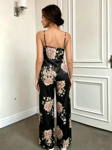 Elegante conjunto de loungewear de mujer con top de satén floral y pantalones anchos
