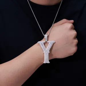 Gros plan du magnifique collier pendentif lettre Y glacé en argent style hip-hop.