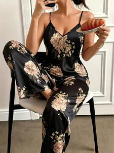 Vista detallada del conjunto de loungewear de seda negra con elegante estampado floral.