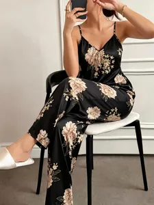 Conjunto de tirantes y pantalón de satén con estampado floral, detalle elegante.