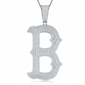 Gros plan du pendentif lettre B en argent sterling S925 moissanite bijou hip hop détail