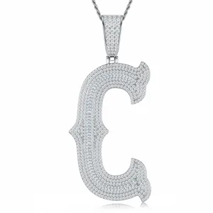 Gros plan détaillé du pendentif lettre C gothique glacé, entièrement pavé de pierres de moissanite.
