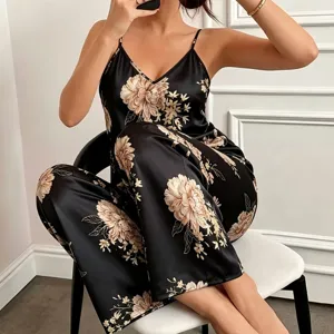 Conjunto de loungewear de satén con estampado floral, top y pantalón largo elegante.