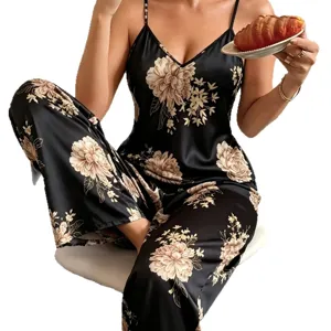 Conjunto de ropa de dormir elegante de satén con camisola y pantalón largo floral de mujer.
