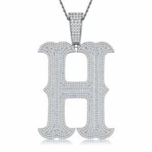 Vue détaillée du pendentif lettre H étincelant avec pierres brillantes et finition or blanc élégante.