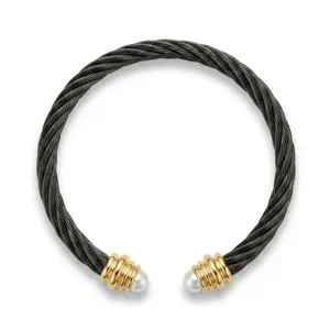Detail van roestvrij staal gedraaide kabel armband, zwarte draad gouden doppen parels.
