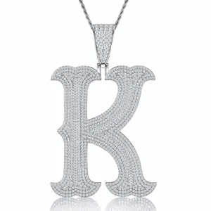 Gros plan du pendentif lettre K en argent S925 serti de pierres étincelantes et chaîne.